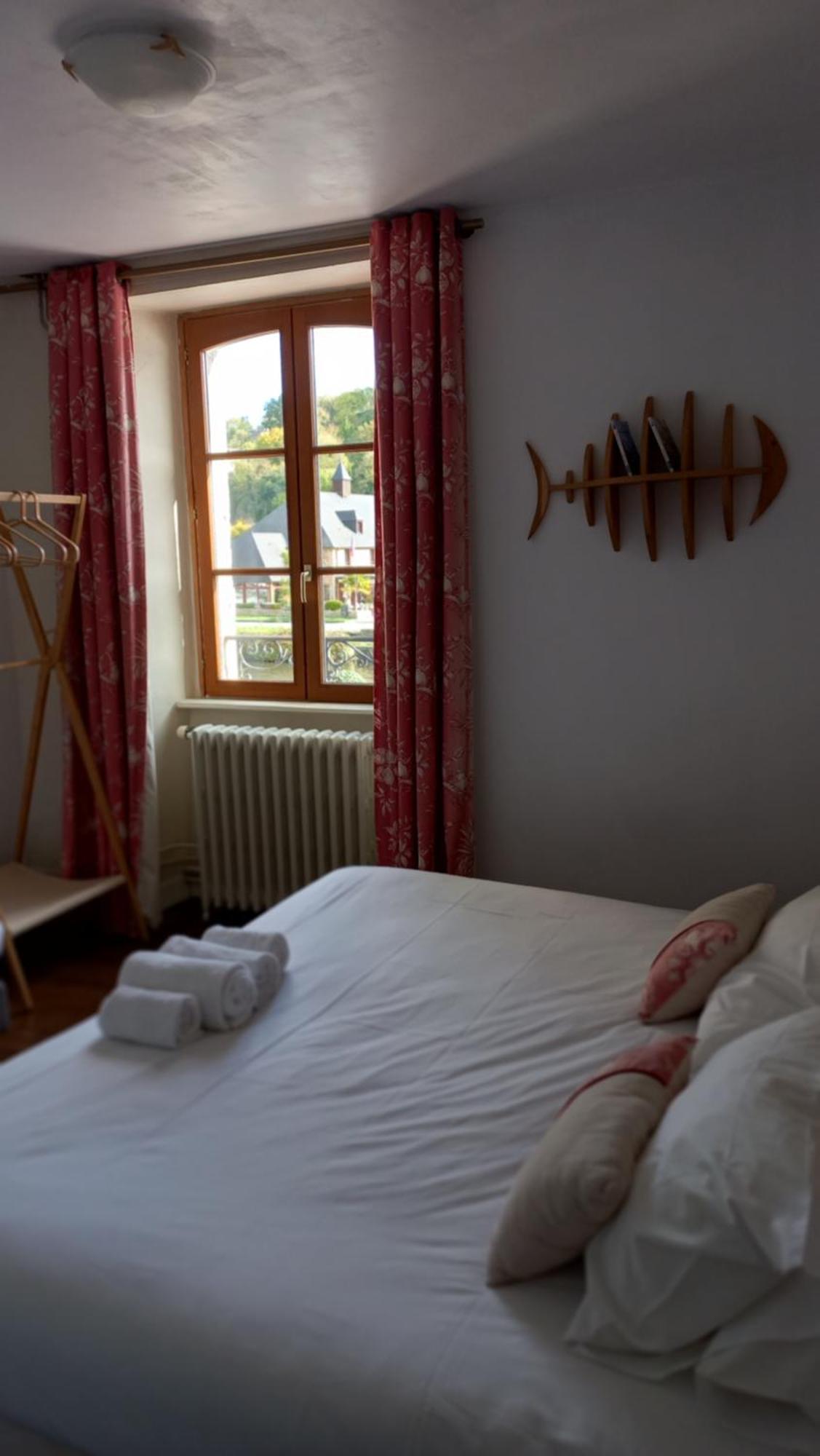 Le Poisson Ivre Bed & Breakfast Dinan Bagian luar foto