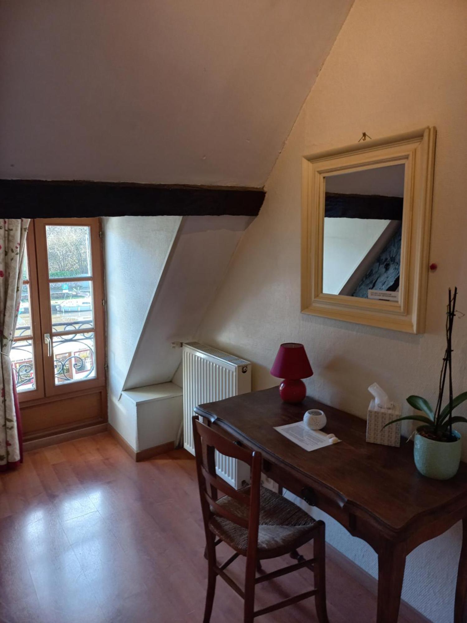 Le Poisson Ivre Bed & Breakfast Dinan Bagian luar foto